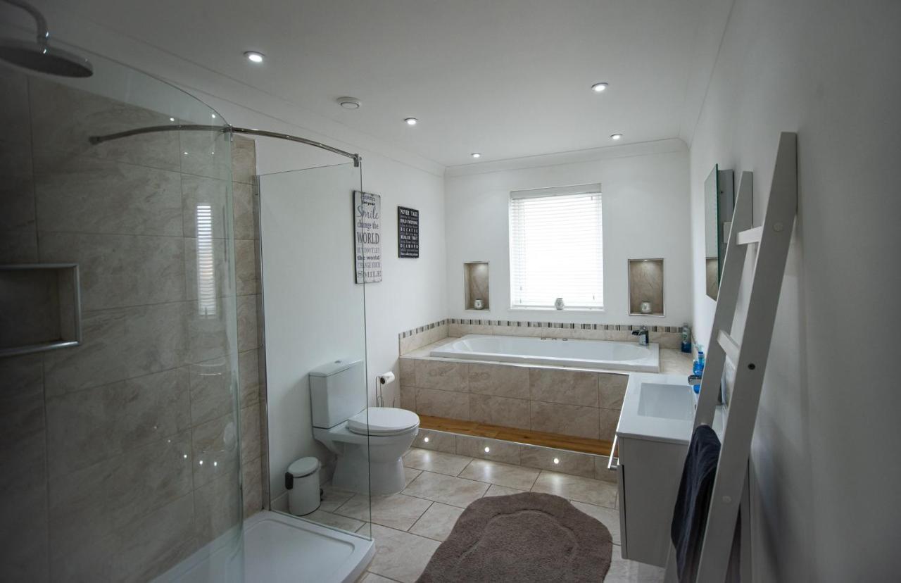 Charming 1Br Cottage With Garden, Spacious Rooms - Part Of Langley Serviced Apartments Several Properties In Wick Wick  Exterior foto